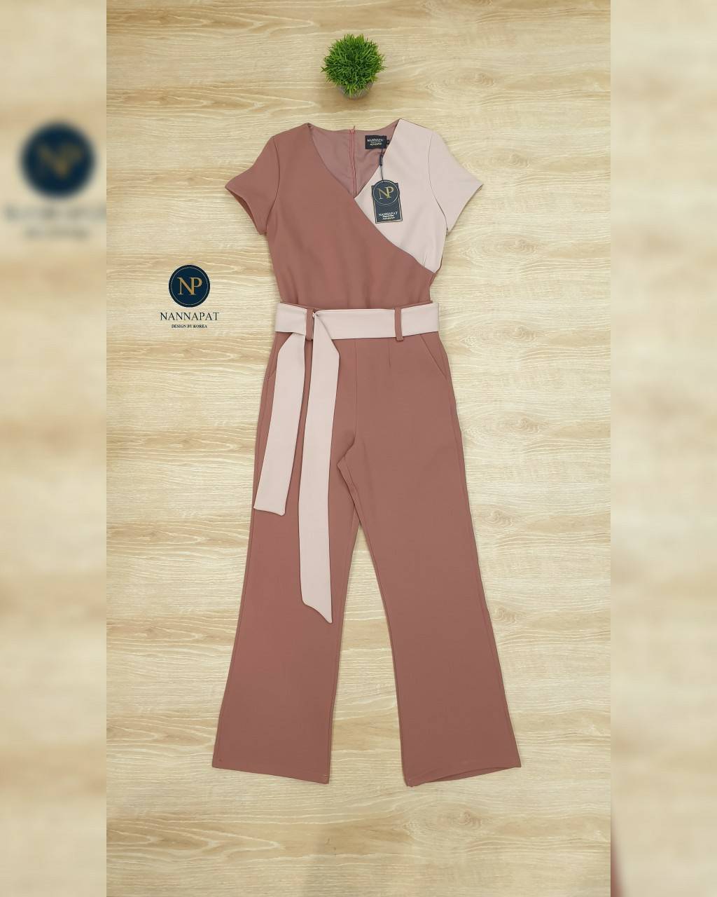 เสื้อซิปหลัง กางเกงมีกระเป๋าข้าง