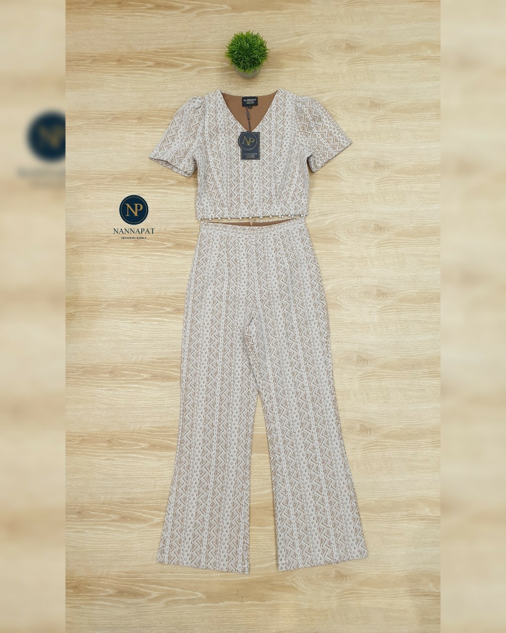 เสื้อซิปหลังสีขาวแต่งมุกรอบเอว