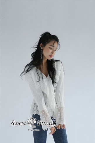 เสื้อลูกไม้ผ้าลูกไม้สีขาว คอวี