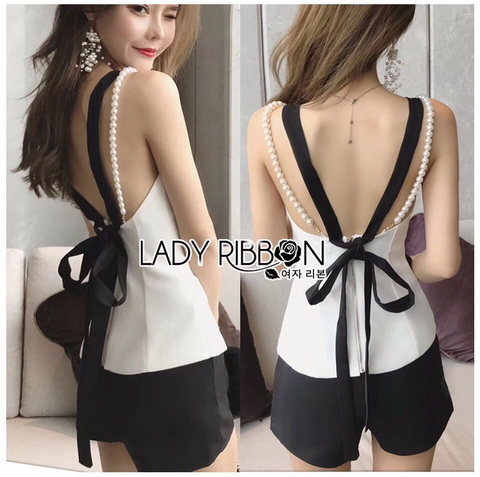 เซ็ตเสื้อตกแต่งสายมุกและริบบิ้นพร้อมกางเกงขาสั้นสีดำ