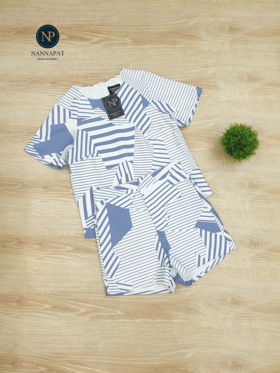 เสื้อซิปหลัง กางเกงมีกระเป๋าข้าง