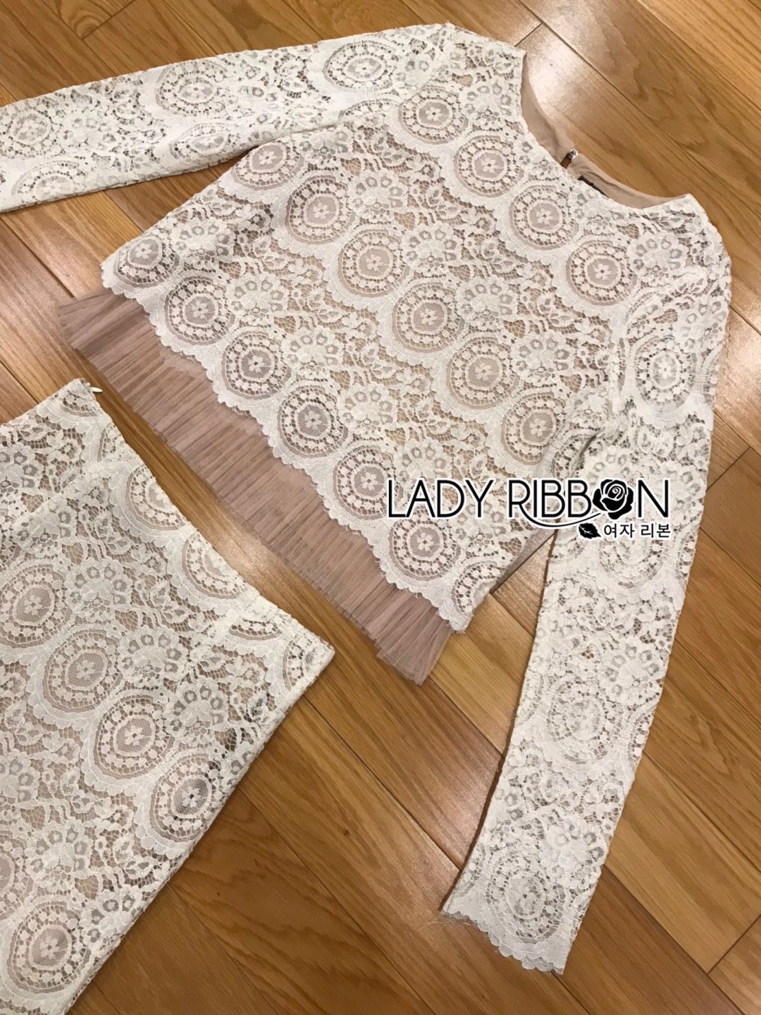 ซ็ตเสื้อแขนยาวและกระโปรงผ้าลูกไม้ตกแต่งผ้าพลีต