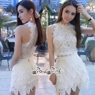 เสื้อแขนกุดสีขาวเนื้อผ้าทอลาย