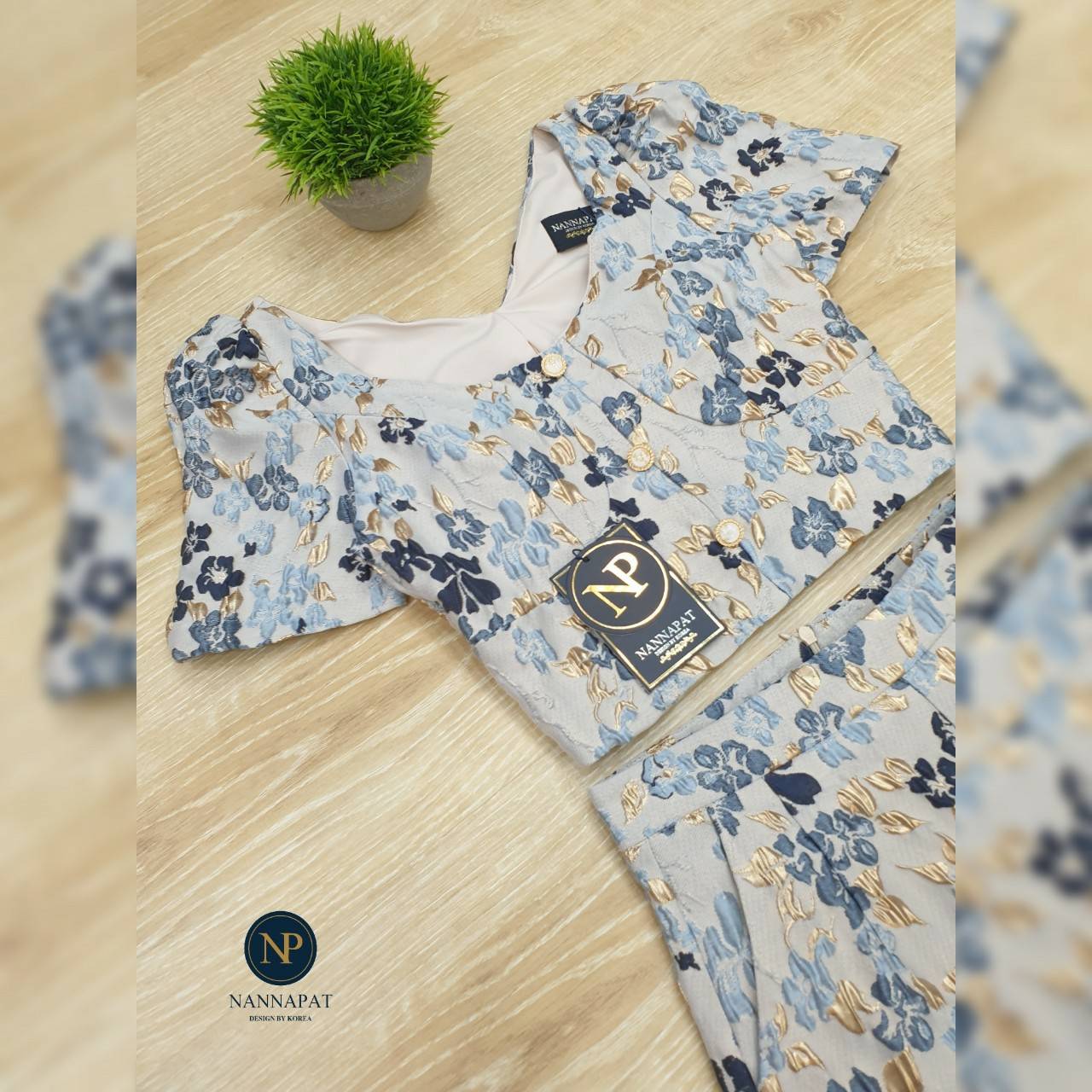 เสื้อซิปหลังกระดุมหน้า กางเกงเข้ารูป