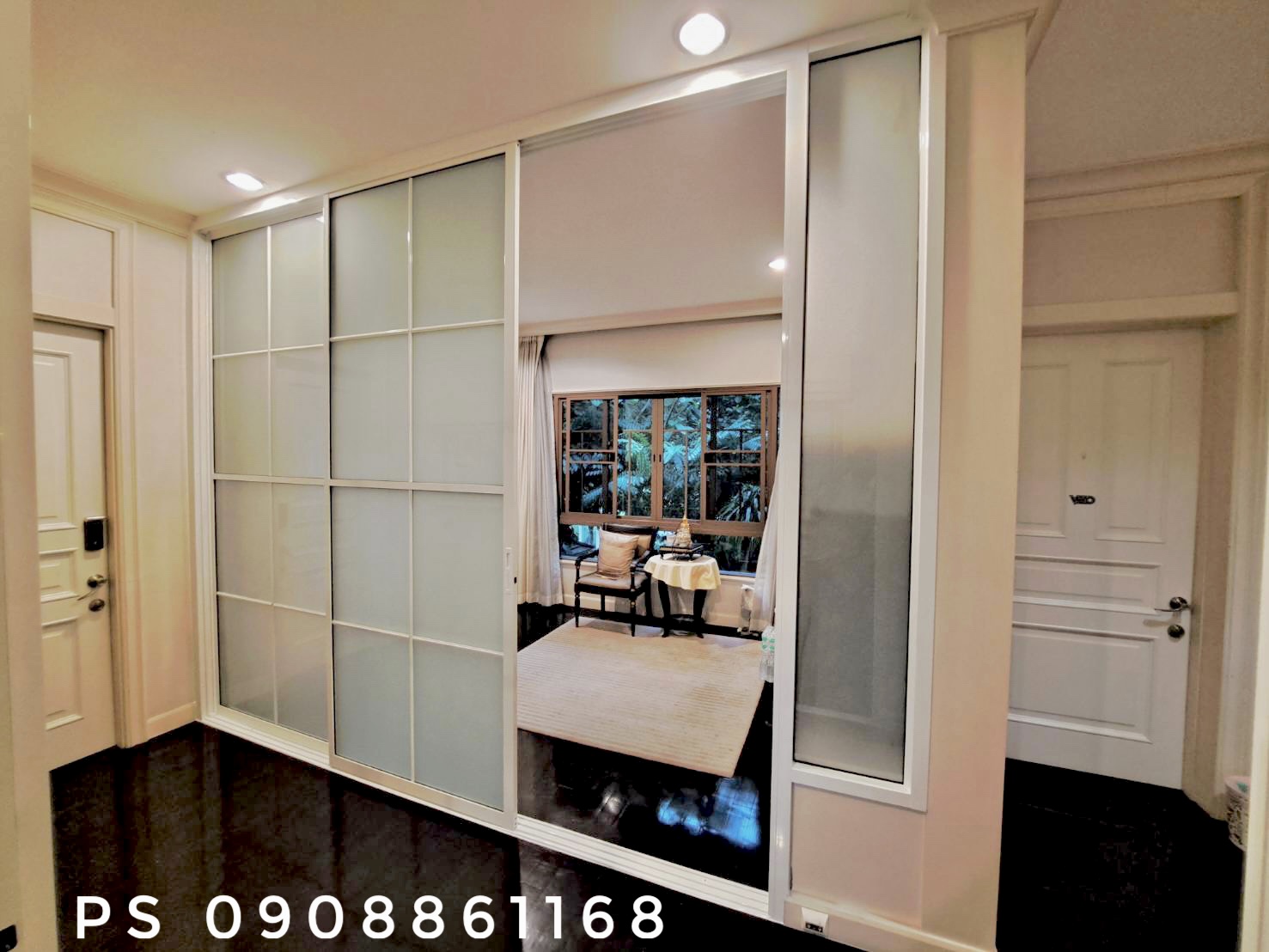 กั้นห้องพระและห้องแต่งตัวด้วยประตูกระจกอลูมิเนียมแบบสวยสวย