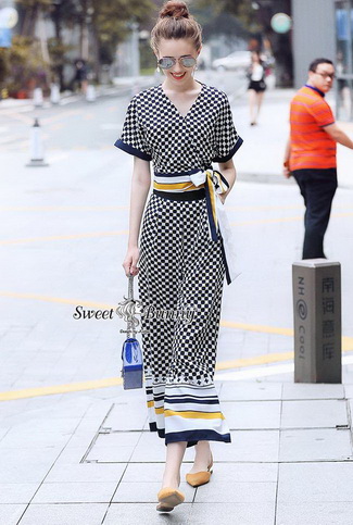 ผ้าสีกรมพิมพ์ลายตารางขาวเล็กๆทั้งชุด