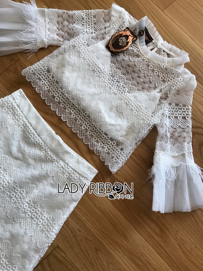 เสื้อลูกไม้ซีทรูตกแต่งขนนกและกระโปรงผ้าลูกไม้