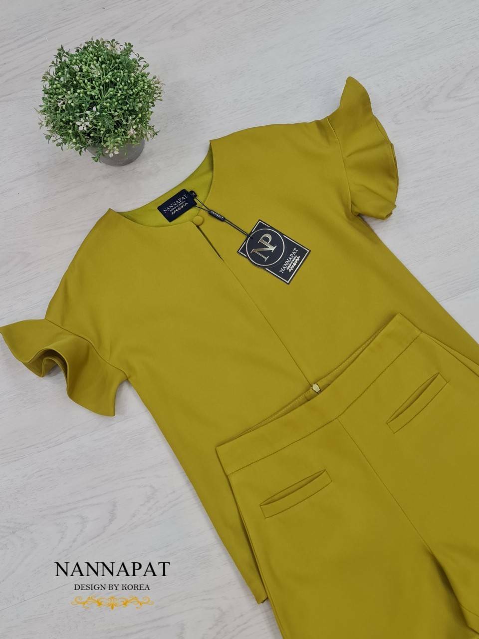 เสื้อซิปข้าง แต่งกระดุมคอ สีเหลือง