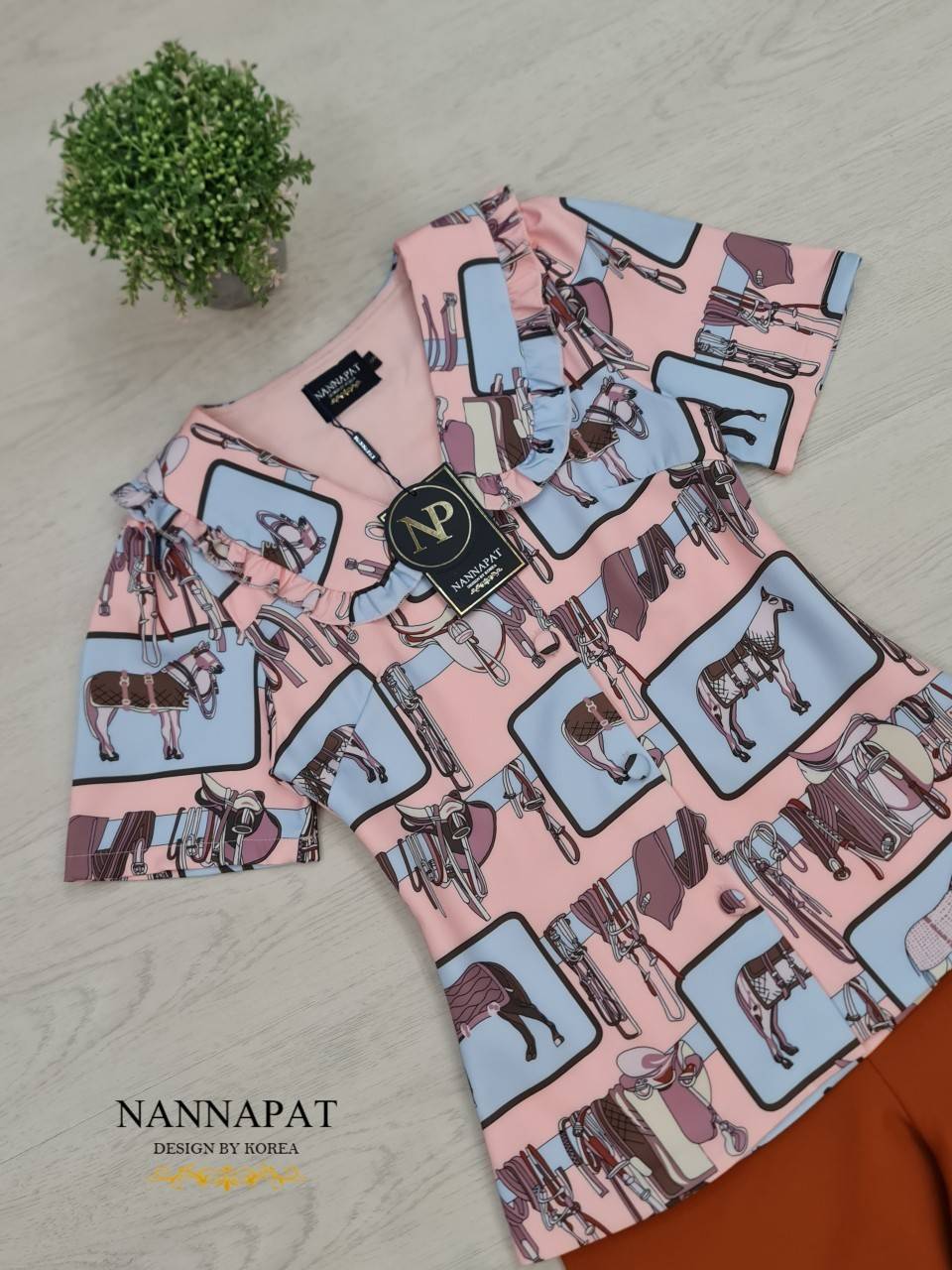 เสื้อกระดุมหน้า ลายกราฟฟิกเก๋ไก๋