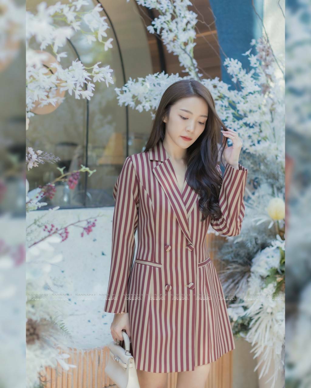 เดรสสูทลายทางสีแดงเข้ม