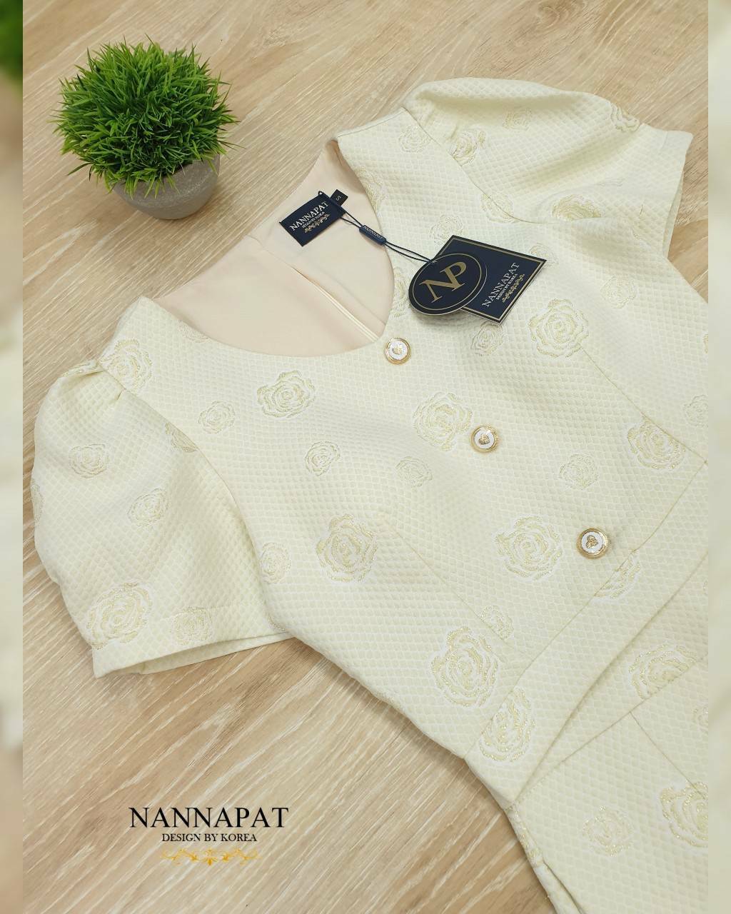 เสื้อซิปหลัง แต่กระดุมน่ารักๆ