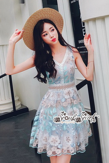 เดรสทรงคอวีลึกนะคะ ทรงแขนกุด เนื้อผ้ารูตาข่าย