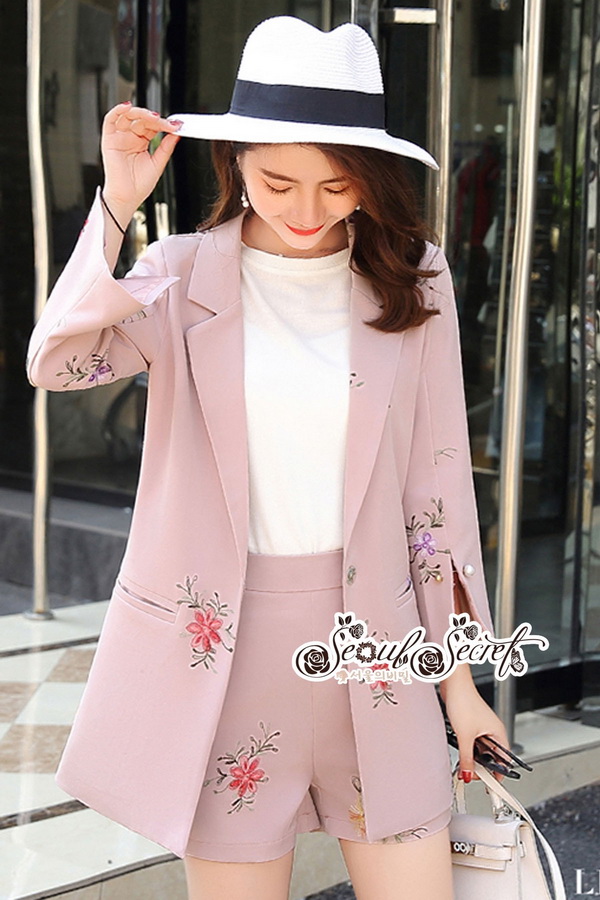 เสื้อสูทโทนสีดำคลาสสิค สีฟ้าครามวินเทจๆ สีชมพูสดใสหวานๆ