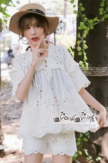 เสื้อผ้าทรงคอวีลึกมีเชือกผูกโบว์