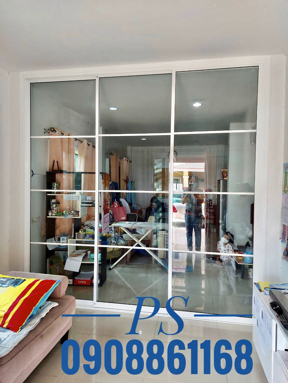 กั้นห้องรับแขกเพื่อติดแอร์ด้วยประตูบานเลื่ออลูมิเนียมกระจกนิรภัย