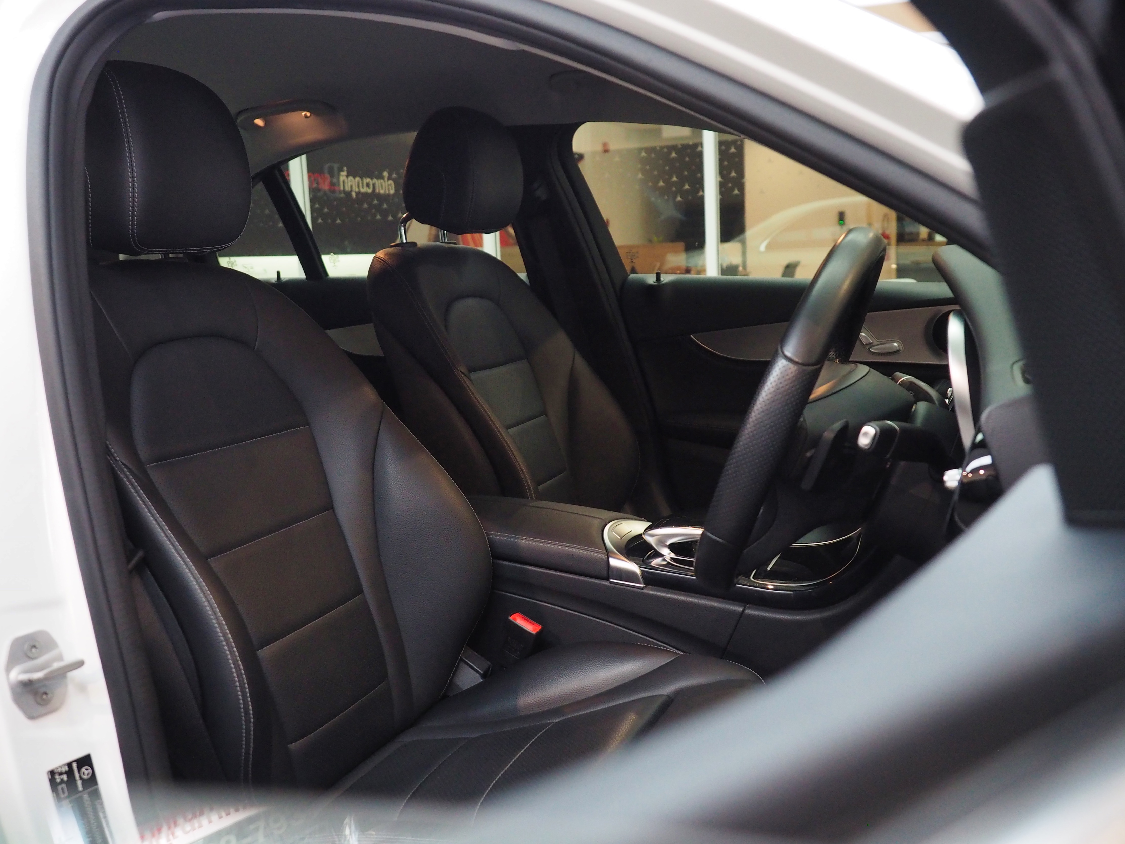 จองแล้ว C200 Avantgarde W205