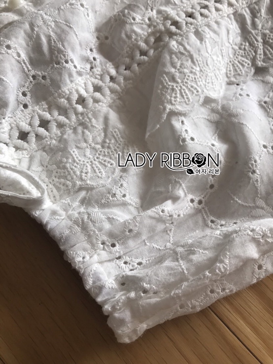 เสื้อผ้าคอตตอนสีขาวปักและฉลุลาย