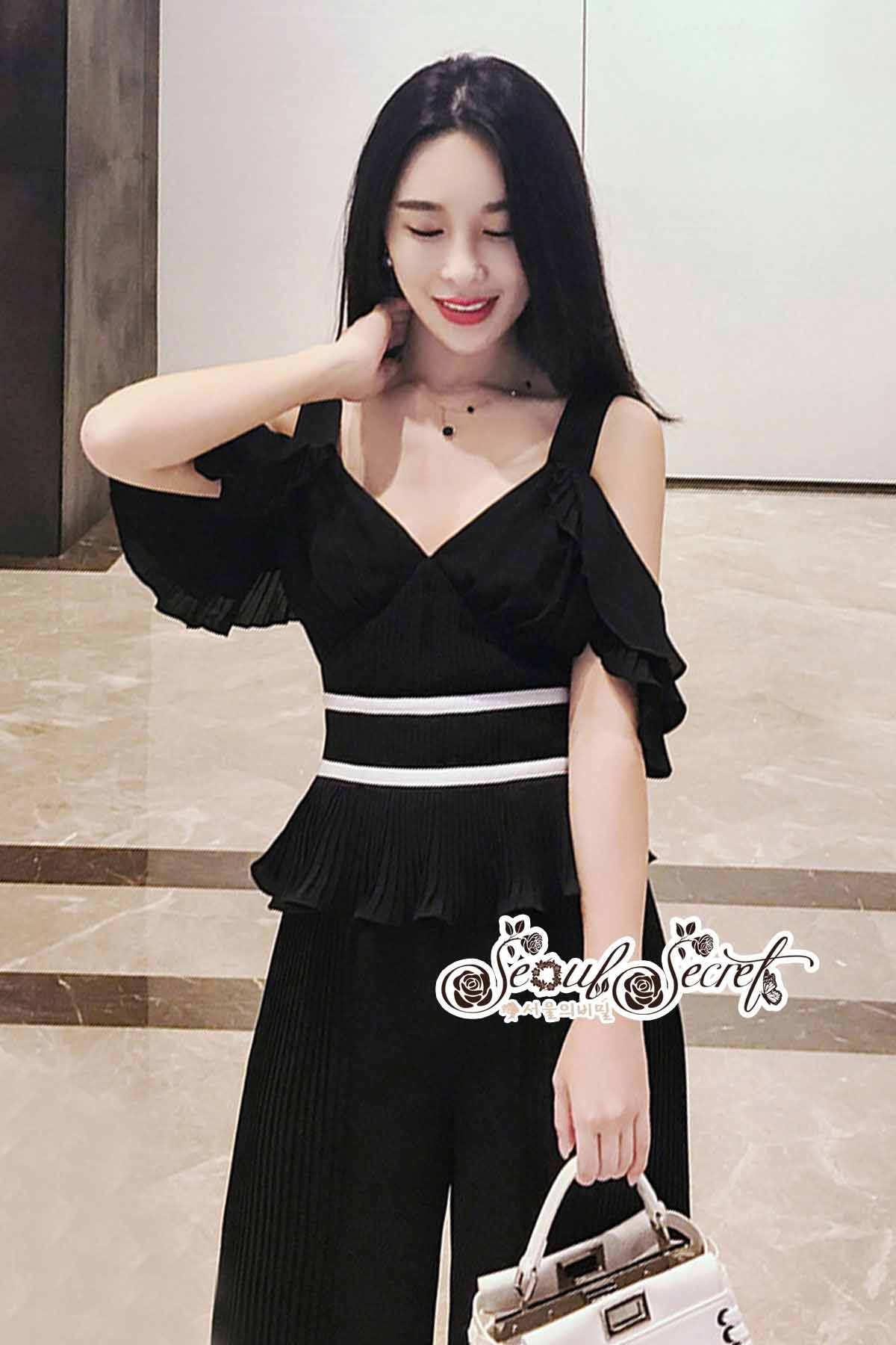 ผ้าโทนสีดำเรียบหรูเสื้อทรงสายเดี่ยว