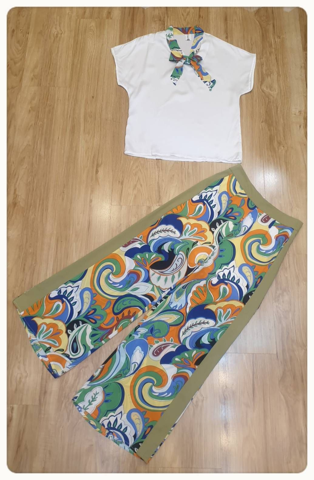 เสื้อคอวี มีผ้าพันคอเย็บติดกับเสื้อผูกโบว์