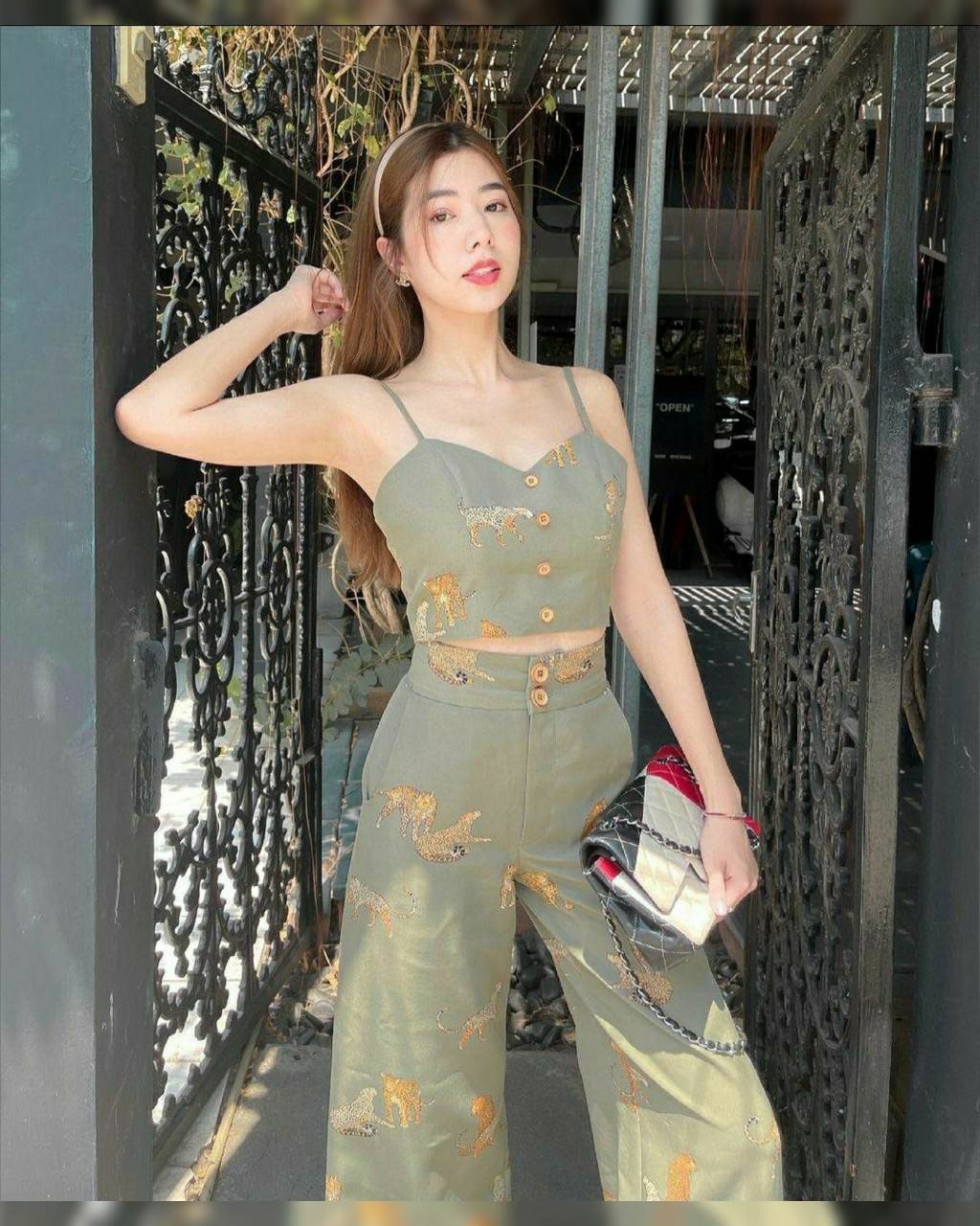 เสื้อคร็อปสายเดี่ยวซิปหลัง
