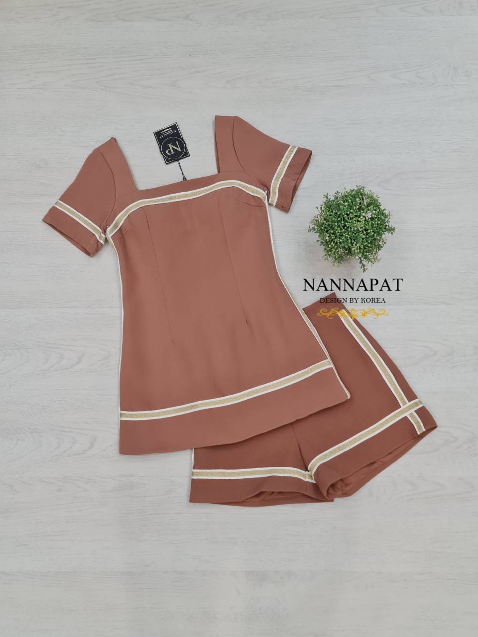 เสื้อซิปหลัง ตัดเส้นสีทอง