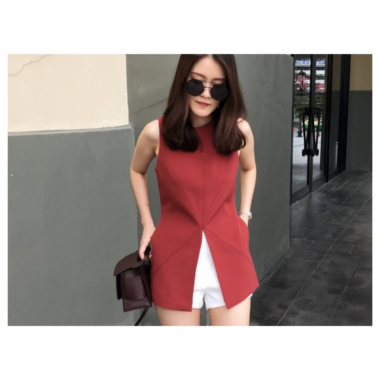 เสื้อแขนกุดสีแดงกางเกงสีขาวน่ารัก