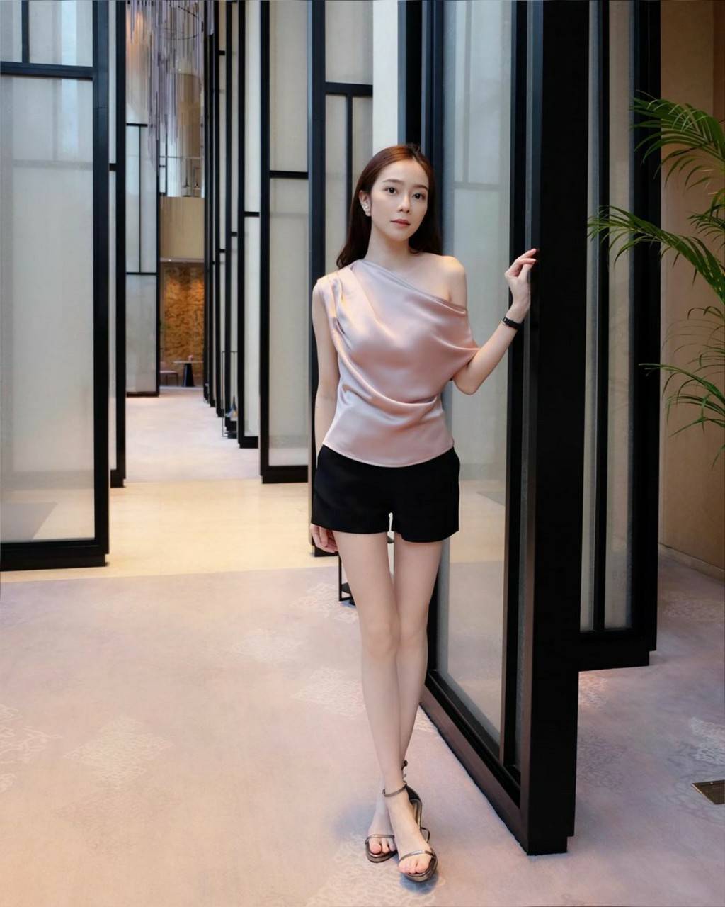 เสื้อซิปหลังเปิดไหล่เซ็กซี่