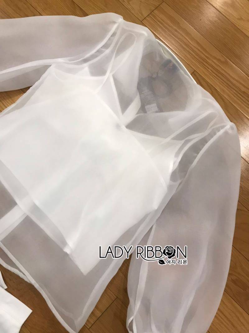 เซ็ตเสื้อเชิ้ตผ้าจอร์เจียสีขาวตกแต่งริบบิ้นและกระโปรงตกแต่งระบาย