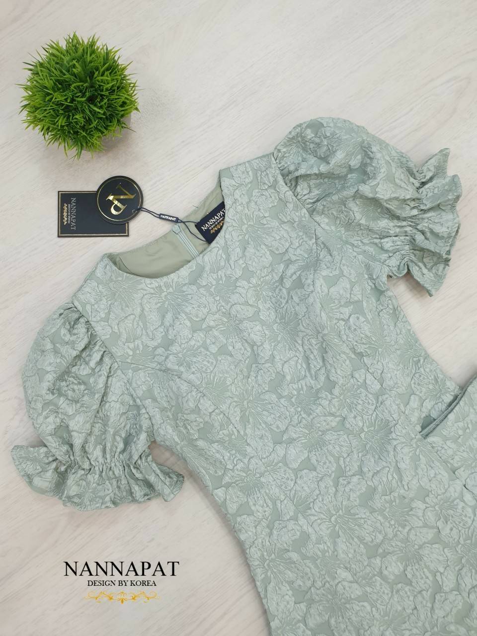 เสื้อซิปหลัง มีฟองน้ำอกสีเขียว