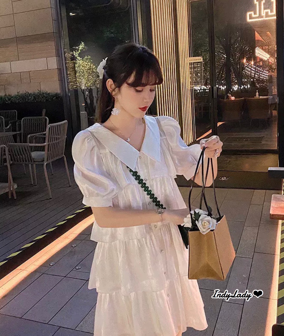 ดรสสั้น สีขาว คอปก เนื้อผ้าเป็นเงาๆ