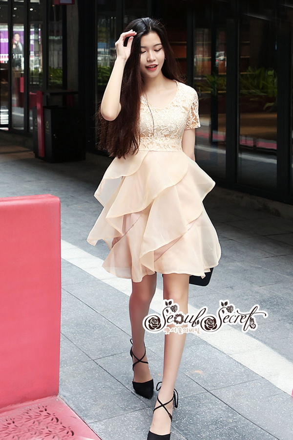 มินิเดรสลุคสาวเกาหลี รุ่นนี้เป็นเดรสทรงคอวี