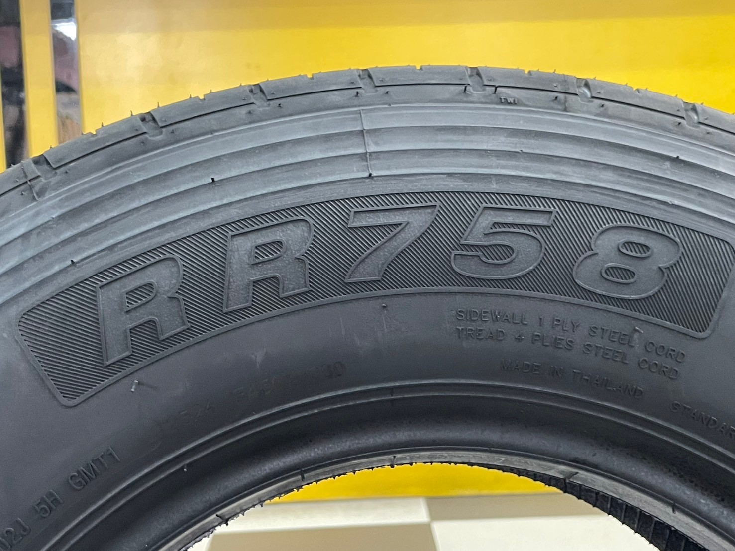 ยางรถบรรทุก ขนาด 225/75R15 รุ่น RR758 14PR ยี่ห้อ DOUBLE COIN