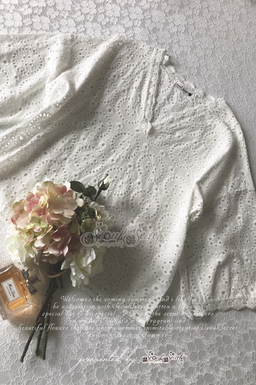 เสื้อสีขาวปักลายฉลุวงกลม