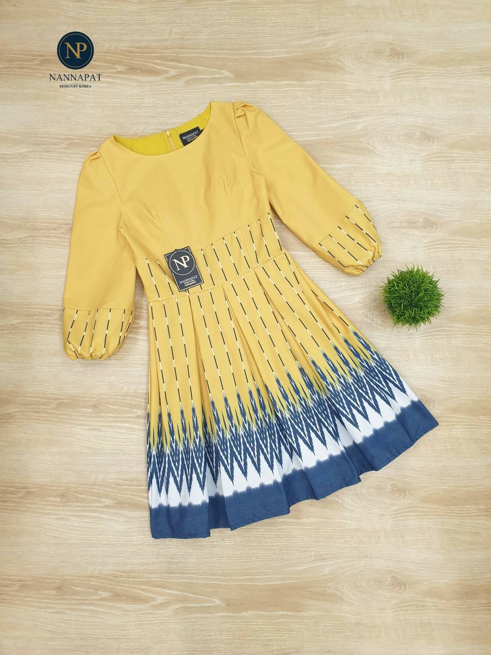 เดรสซิปหลังสีสวยสดลายเส้นคมชัด