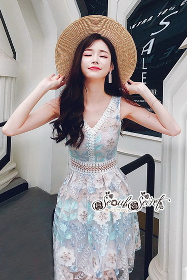 เดรสทรงคอวีลึกนะคะ ทรงแขนกุด เนื้อผ้ารูตาข่าย