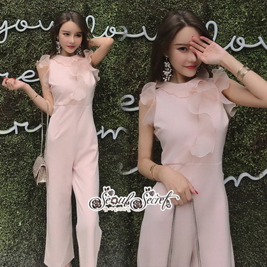 จั๊มสูททรงแขนกุดจั้มสูทมีระบายช่วงคอ