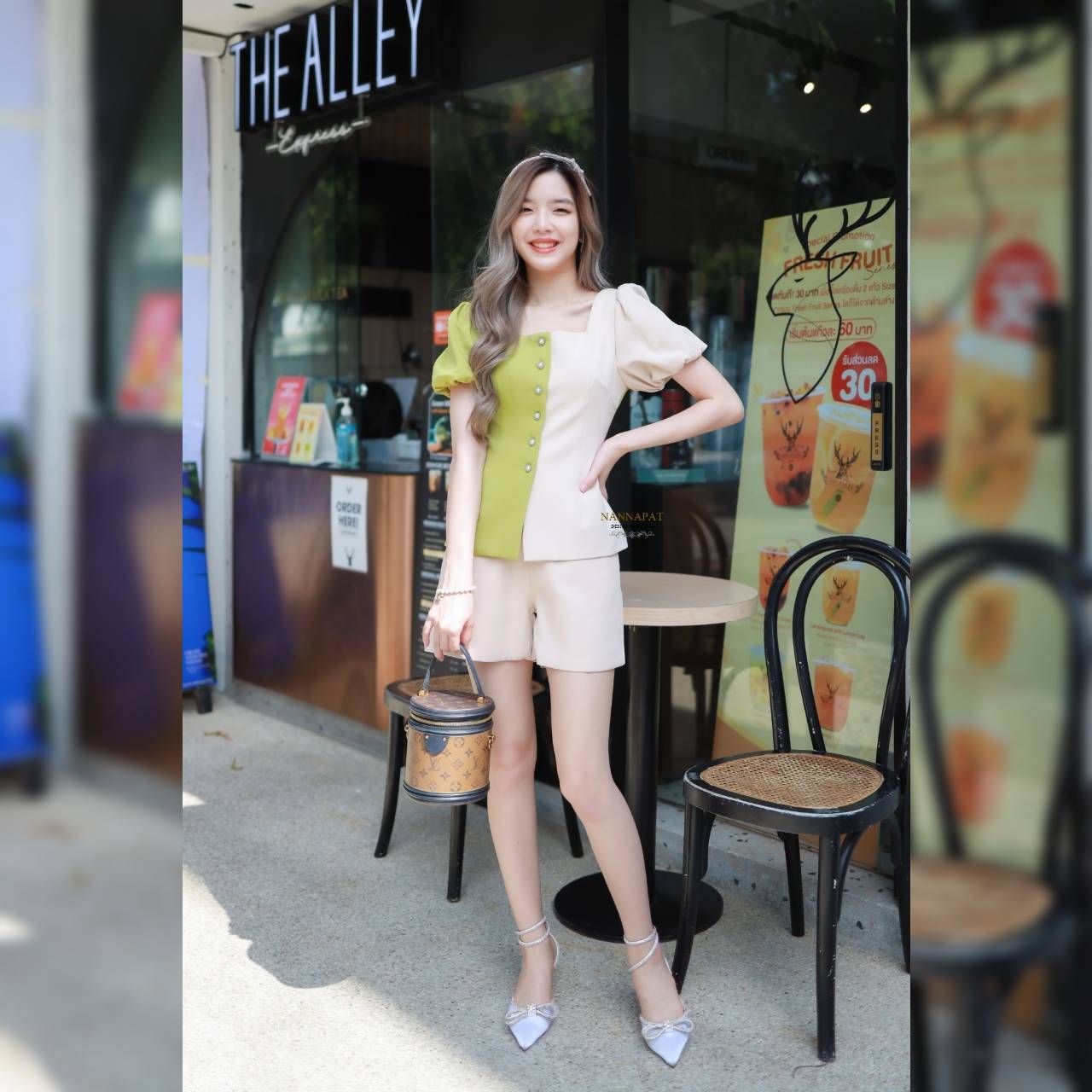 เสื้อทูโทนซิปหลัง แต่งกระดุมข้างสีเขียวมะนาว