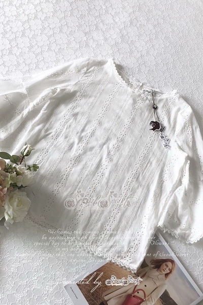 เสื้อทรงสามส่วนต่อชายแขนเป็นทรงระบายๆแขนกระดิ่ง