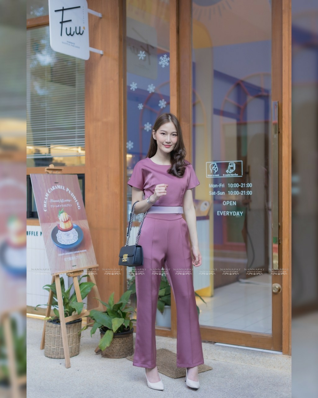 เสื้อซิปหลังตัดขอบเอวดำมีฟองน้ำ