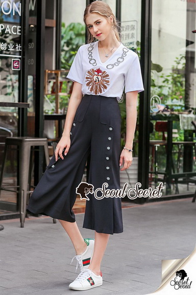 เสื้อสีขาวพร้อมกับกางเกงทรงชิลล์สีดำ