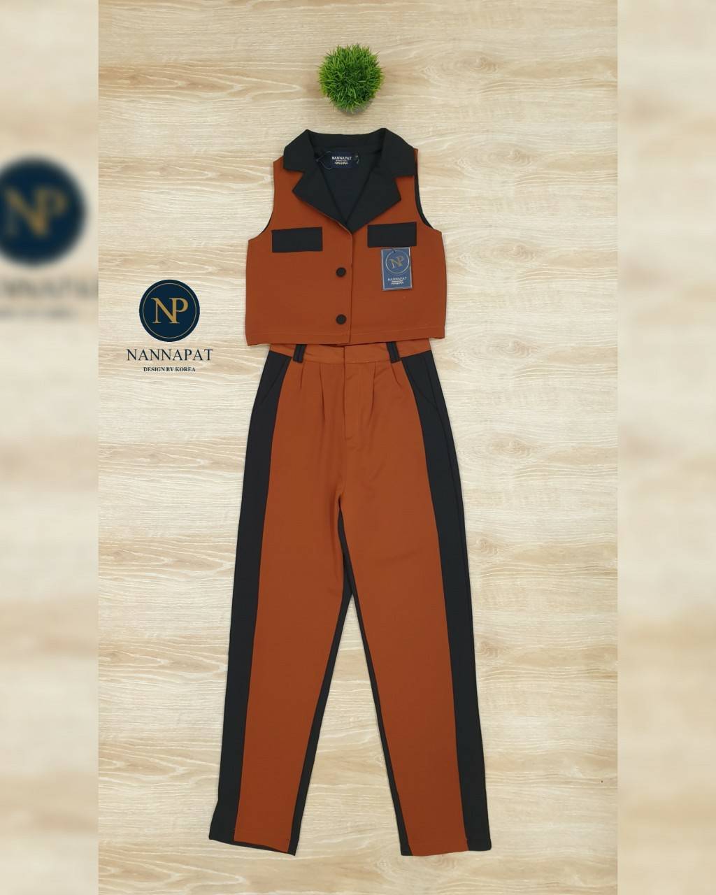 เสื้อกระดุมหน้าแต่งแถบดำ