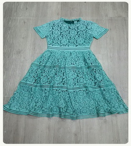 ผ้าลูกไม้สีเขียวกระโปงยาว