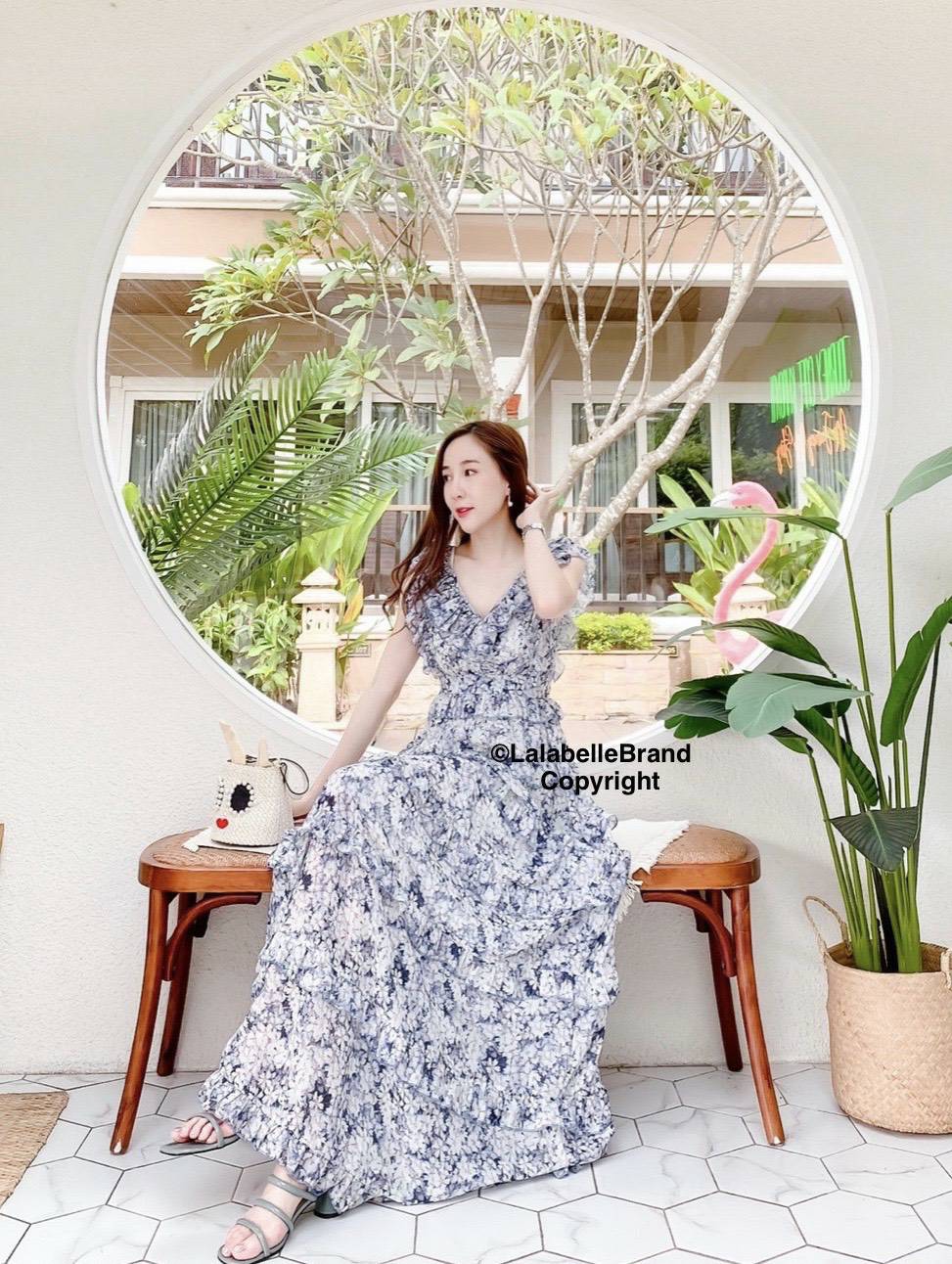 แม็กซี่เดรสโทนสีน้ำเงินขาวคอวีแขนกุด