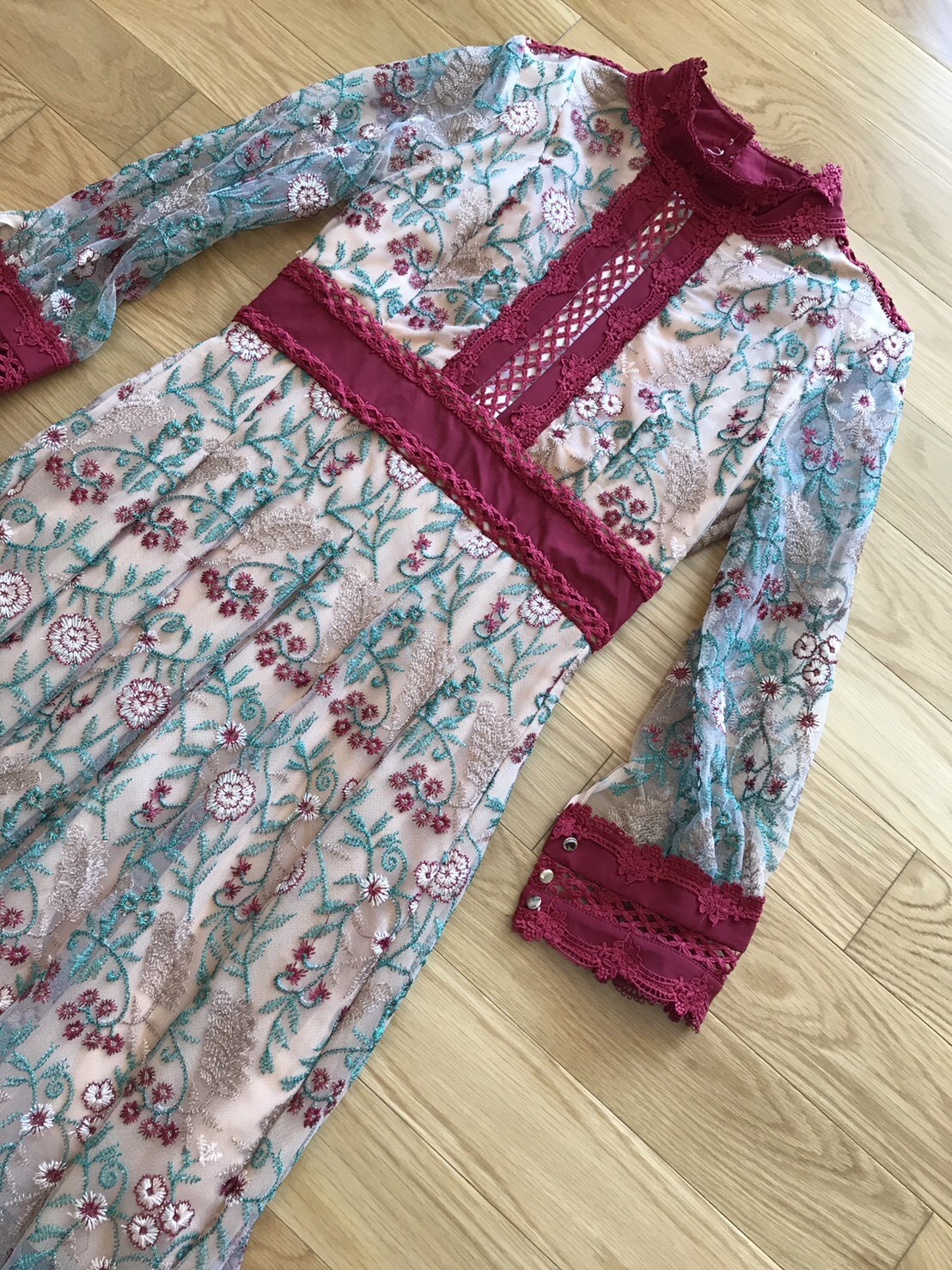 เดรสยาวผ้าลูกไม้โทนเขียวชมพู