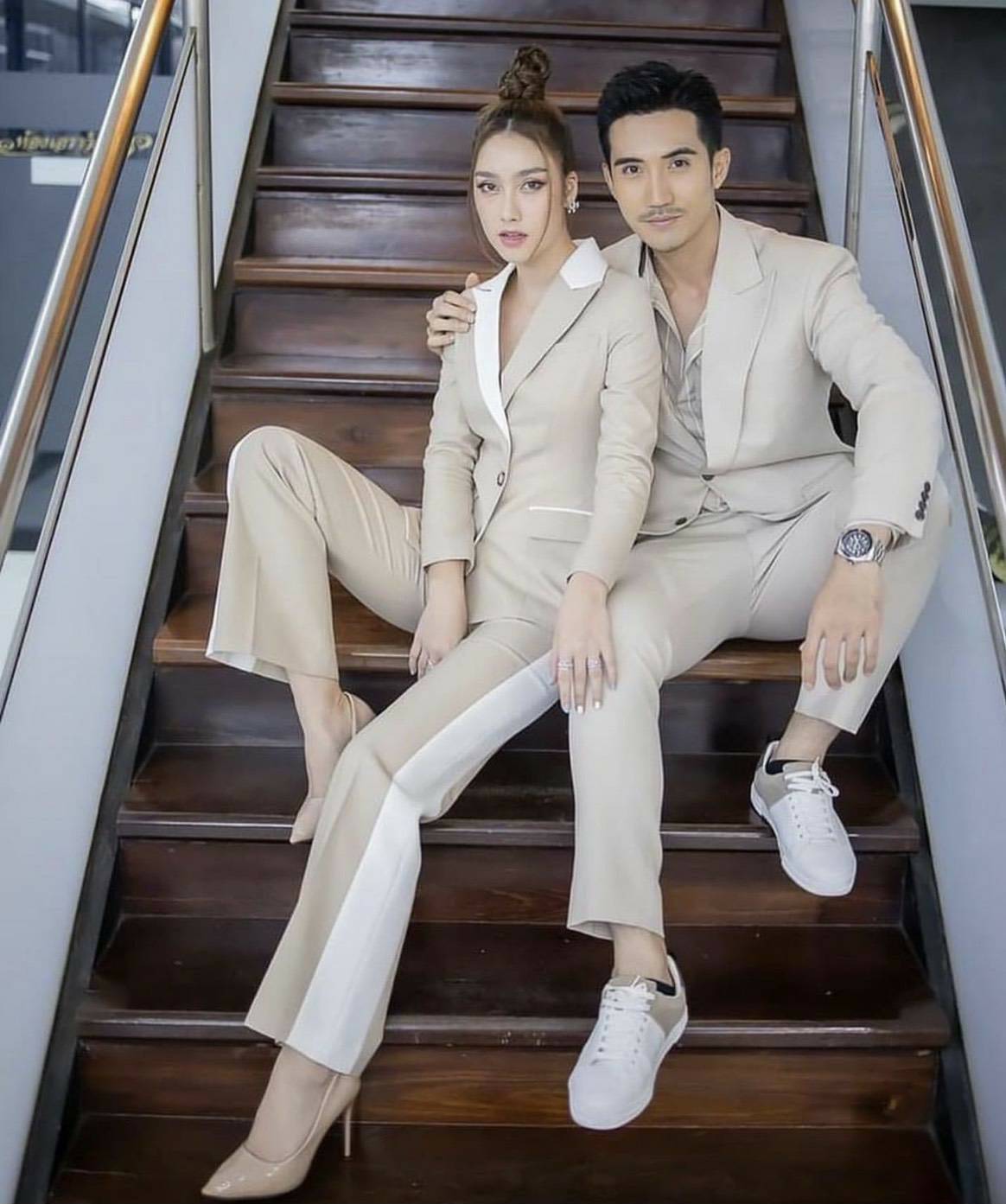 เซตสูทสุดหรูโทนสีน้ำตาลอ่อนเสื้อสูทคอปก
