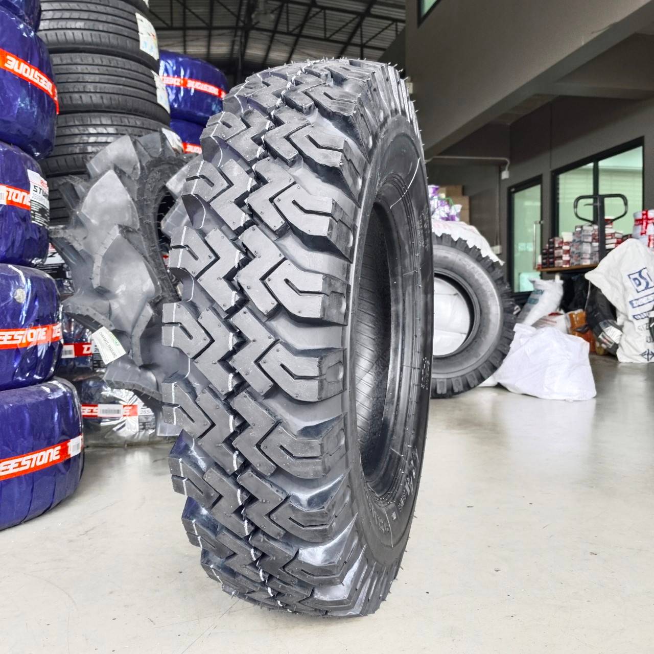 ยางรถบรรทุก ชนิดผ้าใบ ขนาด 7.00-15 รุ่น LTRL8 ชนิด TT ยี่ห้อ CHAMPION