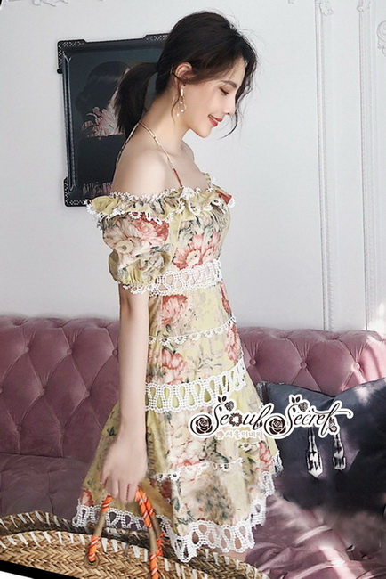 เดรสทรงเปิดไหล่สวยเซ็กซี่ๆแต่งเป็นระบายๆชายผ้ากุ๊นลูกไม้สีขาว
