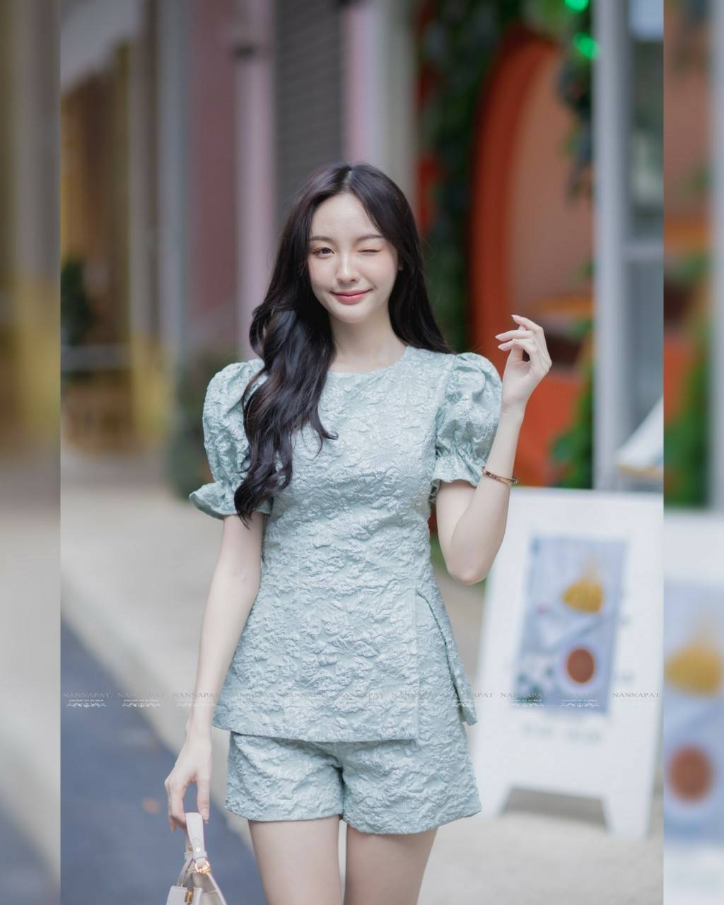 เสื้อซิปหลัง มีฟองน้ำอกสีเขียว