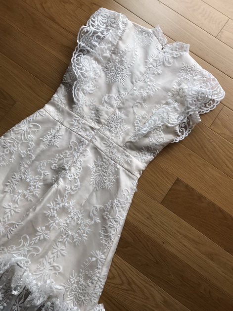 เดรสผ้าลูกไม้สีขาวตกแต่งระบาย