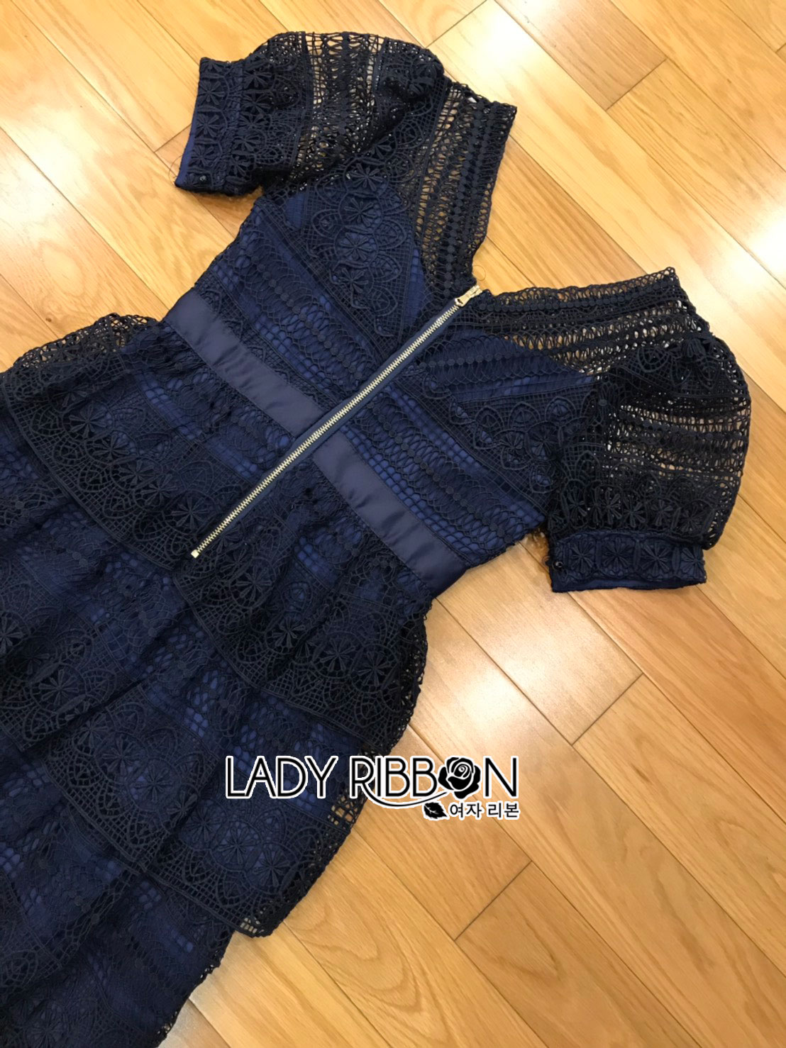 เดรสผ้าลูกไม้สีน้ำเงินเข้มตกแต่งระบายและเลเยอร์